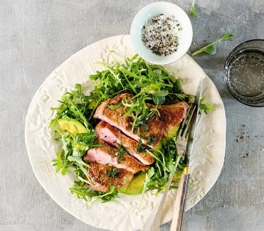 Marinierte-Kalbskoteletts-mit-Rucola-und-Avocado-2